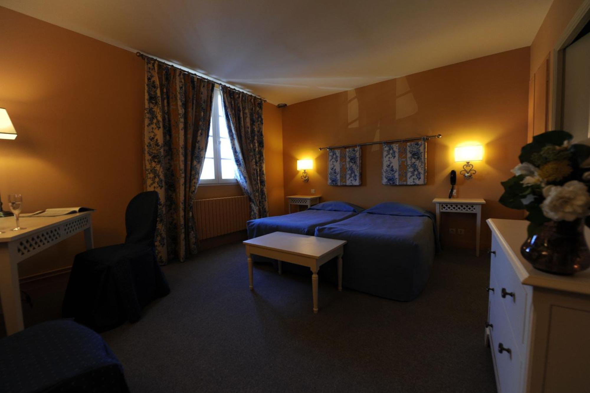 Hotel Spa Le Relais Du Bellay モントルイユ・ベレ エクステリア 写真
