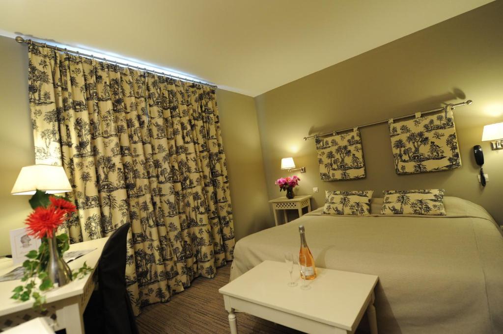 Hotel Spa Le Relais Du Bellay モントルイユ・ベレ 部屋 写真