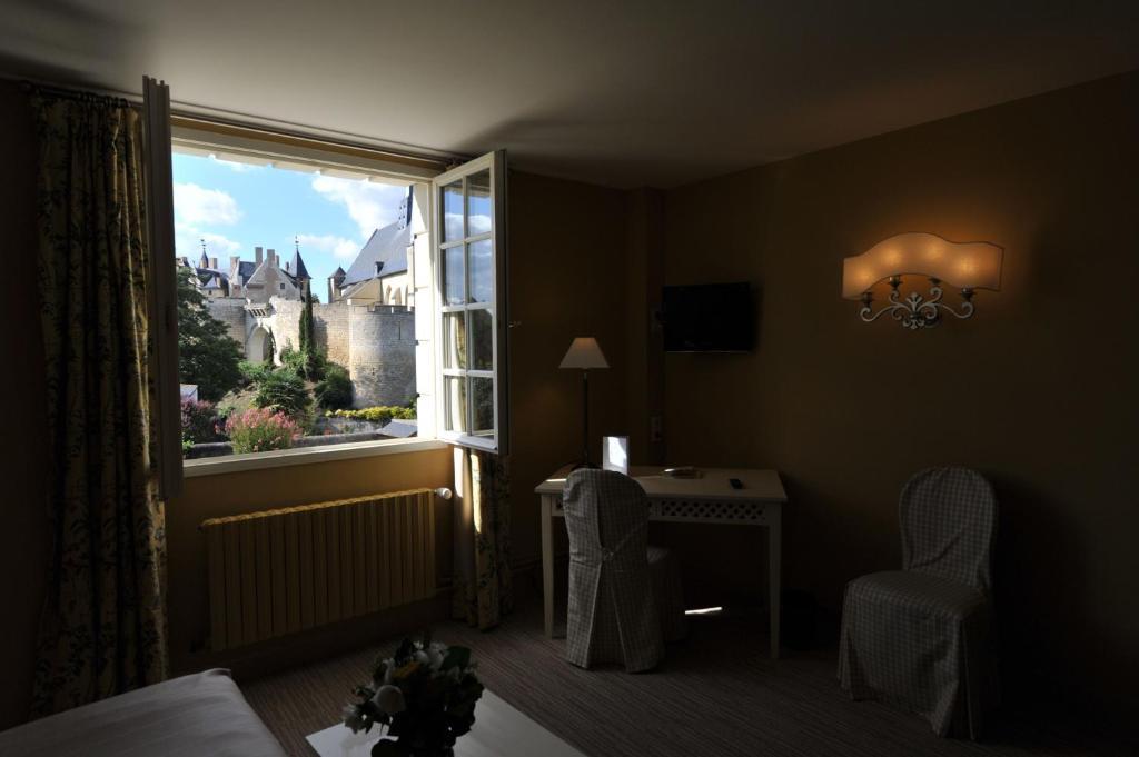 Hotel Spa Le Relais Du Bellay モントルイユ・ベレ 部屋 写真