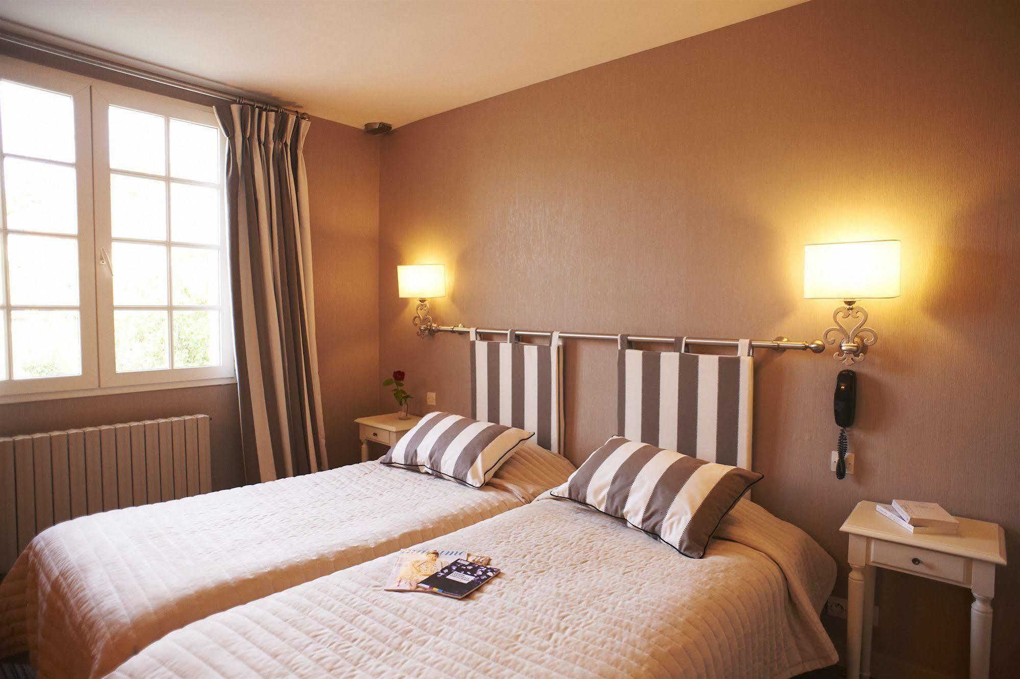 Hotel Spa Le Relais Du Bellay モントルイユ・ベレ エクステリア 写真